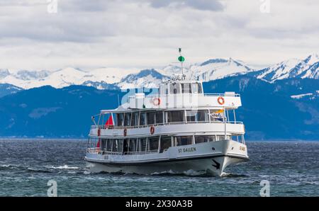 Romanshorn, Schweiz - 20. Februar 2022: Der Wind peitscht schon kräftig über den Bodensee. Das Motorschiff St. Gallen läuft in den Hafen Romanshorn ei Stockfoto