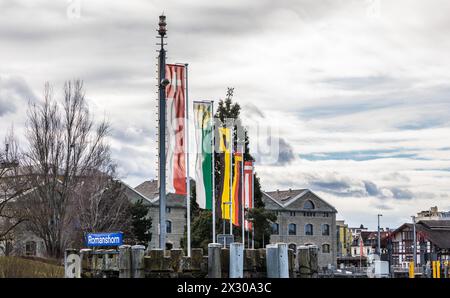 Romanshorn, Schweiz - 20. Februar 2022: Die Fahnen in der Dreiländerregion Bodensee wehen heftig. Der Wind peitsch mit heftigen Böen entgegen. Stockfoto