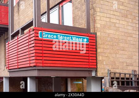 Roter Balkon an der Grace Street West, Byker Wall Estate, Tyne and Wear Stockfoto