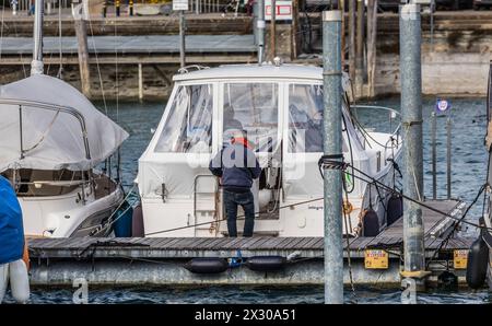 Romanshorn, Schweiz - 20. Februar 2022: Einige Bootsbesitzer machen ihre Boote Sturmfest. Das Sturmtief Antonio wird in den frühen Morgenstunden erwar Stockfoto