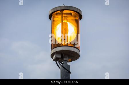 Romanshorn, Schweiz - 20. Februar 2022: Die Warnleuchten am Bodensee drehten am Nachmittag 60mal pro Minuten, dies bedeutet Sturmwarnung. Stockfoto