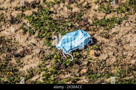 Zürich, Schweiz - 28. Februar 2022: Eine Maske wurde in einem Agrarfeld geworfen. Stockfoto