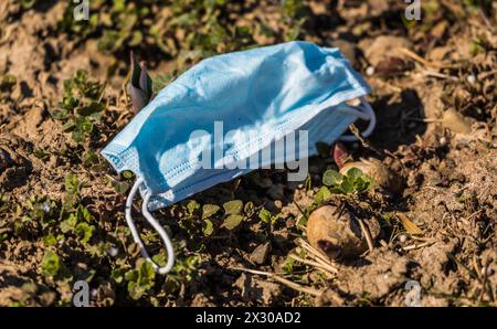 Zürich, Schweiz - 28. Februar 2022: Eine Maske wurde in einem Agrarfeld geworfen. Stockfoto