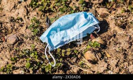 Zürich, Schweiz - 28. Februar 2022: Eine Maske wurde in einem Agrarfeld geworfen. Stockfoto