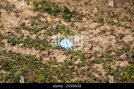 Zürich, Schweiz - 28. Februar 2022: Eine Maske wurde in einem Agrarfeld geworfen. Stockfoto