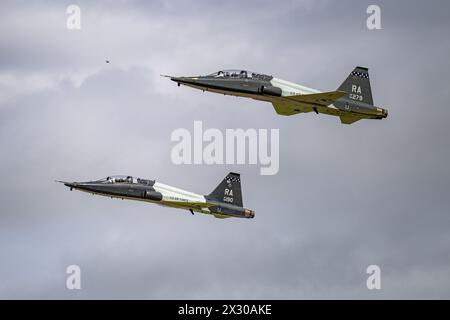 Die Piloten der US Air Force, die der 560th Flying Training Squadron zugeteilt wurden, fliegen T-38 Krallen mit dem pensionierten Kapitän Ralph Galati, einem ehemaligen Kriegsgefangenen Dura Stockfoto