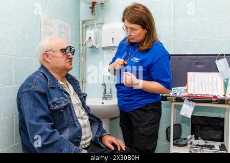 20. April 2024, Donezk, Ukraine: Ein Augenarzt der Volunteer Mission FRIDA ist eine ukrainisch-israelische Mission von medizinischen Freiwilligen, die der Bevölkerung von Zivilisten helfen soll. Freiwillige Ärzte versorgen die von den Feindseligkeiten betroffenen Ukrainer mit qualitativ hochwertiger Medizin und organisieren Reisen an die Frontlinie der entlassenen Regionen, um dort lebenden Zivilisten zu helfen. Diese Freiwilligenarbeit begann in Kiew, gefolgt von Tschernihiw, Sumy, Charkiw, Mykolajew, Cherson, Donezk und andere Regionen, in denen Zivilisten Schwierigkeiten haben, m zu erreichen Stockfoto