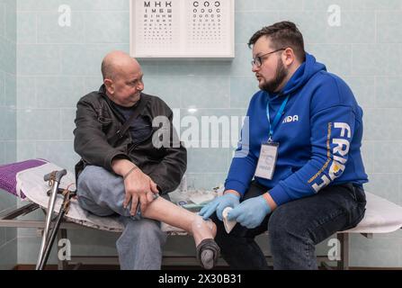 20. April 2024, Donetsk, Ukraine: Ein Traumaarzt der Freiwilligenmission FRIDA wird bei der Durchführung medizinischer Eingriffe an einem verletzten Bein eines älteren Mannes gesehen FRIDA Ukraine ist eine Ukrainisch-israelische Mission medizinischer Freiwilliger, die der Bevölkerung von Zivilisten helfen soll. Freiwillige Ärzte versorgen die von den Feindseligkeiten betroffenen Ukrainer mit qualitativ hochwertiger Medizin und organisieren Reisen an die Frontlinie der entlassenen Regionen, um dort lebenden Zivilisten zu helfen. Diese Freiwilligenarbeit begann in Kiew, gefolgt von Tschernihiw, Sumy, Charkiw, Mykolajew, Cherson, Donezk und andere Regionen, in denen die Zivilisten unterschiedlich sind Stockfoto