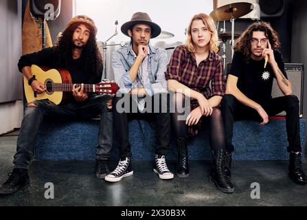 Diversity, Band und Porträt im Studio für Konzert, Üben und Aufnahmen auf der Bühne. Freunde, Musiker und Instrumente für Podcasts im Home Music Room Stockfoto