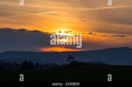 Zürich, Schweiz - 11. März 2022: Die Sonne geht im Westen unter. Stockfoto