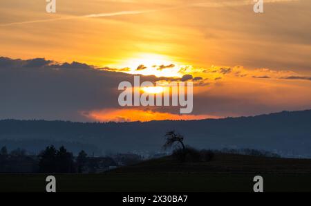 Zürich, Schweiz - 11. März 2022: Die Sonne geht im Westen unter. Stockfoto