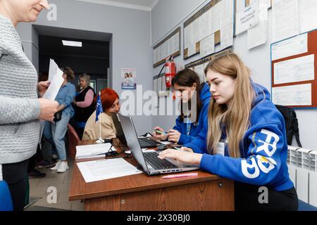 20. April 2024, Donezk, Ukraine: Einheimische Menschen werden in der Warteschlange zu Ärzten für Frida Mission Volunteers FRIDA Ukraine ist eine ukrainisch-israelische Mission medizinischer Freiwilliger, die der Bevölkerung von Zivilisten helfen soll. Freiwillige Ärzte versorgen die von den Feindseligkeiten betroffenen Ukrainer mit qualitativ hochwertiger Medizin und organisieren Reisen an die Frontlinie der entlassenen Regionen, um dort lebenden Zivilisten zu helfen. Diese Freiwilligenarbeit begann in Kiew, gefolgt von Tschernihiw, Sumy, Charkiw, Mykolajew, Cherson, Donezk und andere Regionen, in denen Zivilisten Schwierigkeiten haben, medizinische Versorgung zu erhalten, einschließlich Stockfoto