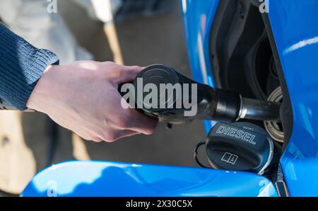 Leibstadt, Schweiz - 20. März 2022: Jemand Tank Diesel. Dieser kostet aktuell mehr als 2,10 Franken pro Liter. Ein Rekordpreis. Stockfoto