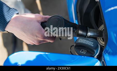 Leibstadt, Schweiz - 20. März 2022: Jemand Tank Diesel. Dieser kostet aktuell mehr als 2,10 Franken pro Liter. Ein Rekordpreis. Stockfoto