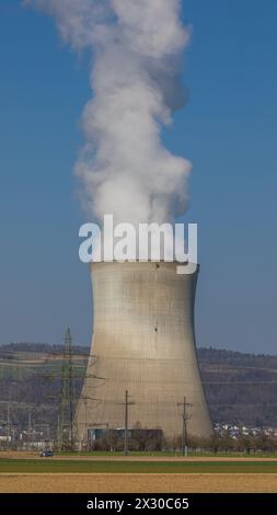 Leibstadt, Schweiz - 20. März 2022: Der Kühlturm des AKW Leibstadt. Stockfoto