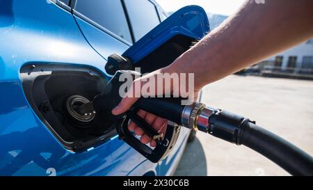 Leibstadt, Schweiz - 20. März 2022: Jemand Tank Diesel. Dieser kostet aktuell mehr als 2,10 Franken pro Liter. Ein Rekordpreis. Stockfoto