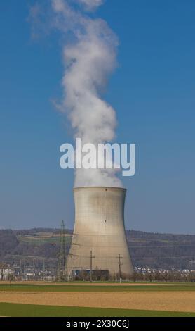 Leibstadt, Schweiz - 20. März 2022: Der Kühlturm des AKW Leibstadt. Stockfoto