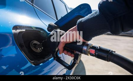 Leibstadt, Schweiz - 20. März 2022: Jemand Tank Diesel. Dieser kostet aktuell mehr als 2,10 Franken pro Liter. Ein Rekordpreis. Stockfoto