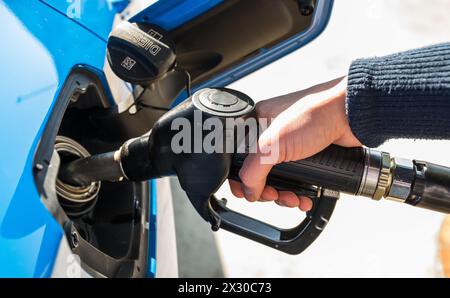 Leibstadt, Schweiz - 20. März 2022: Jemand Tank Diesel. Dieser kostet aktuell mehr als 2,10 Franken pro Liter. Ein Rekordpreis. Stockfoto