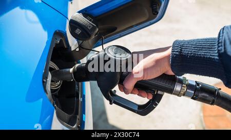 Leibstadt, Schweiz - 20. März 2022: Jemand Tank Diesel. Dieser kostet aktuell mehr als 2,10 Franken pro Liter. Ein Rekordpreis. Stockfoto