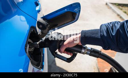 Leibstadt, Schweiz - 20. März 2022: Jemand Tank Diesel. Dieser kostet aktuell mehr als 2,10 Franken pro Liter. Ein Rekordpreis. Stockfoto