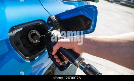 Leibstadt, Schweiz - 20. März 2022: Jemand Tank Diesel. Dieser kostet aktuell mehr als 2,10 Franken pro Liter. Ein Rekordpreis. Stockfoto