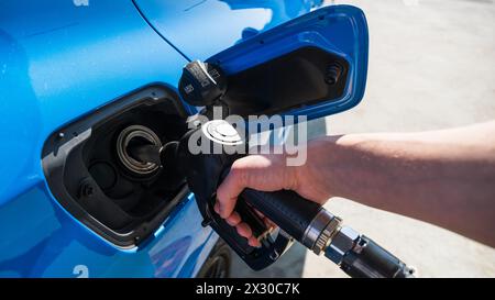 Leibstadt, Schweiz - 20. März 2022: Jemand Tank Diesel. Dieser kostet aktuell mehr als 2,10 Franken pro Liter. Ein Rekordpreis. Stockfoto