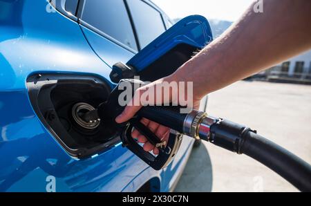 Leibstadt, Schweiz - 20. März 2022: Jemand Tank Diesel. Dieser kostet aktuell mehr als 2,10 Franken pro Liter. Ein Rekordpreis. Stockfoto