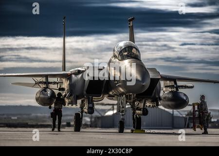 Die der 389th Fighter Generation Squadron zugeteilten Wartungsflugzeuge der US Air Force holen während der Übung Double Barrel 24-1 A einen F-15E Strike Eagle zurück Stockfoto