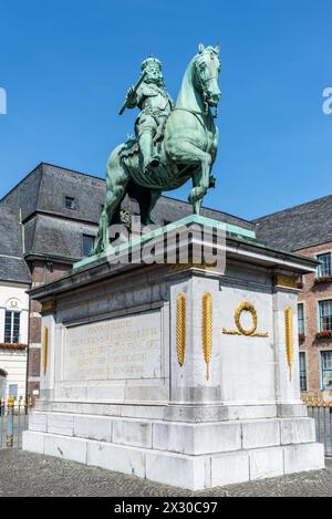 Düsseldorf, Deutschland - 1. Juni 2023: Denkmal des Kurfürsten Jan Wellem auf dem Marktplatz in der Altstadt von Düsseldorf, Nordrhein-Westfalen. Stockfoto