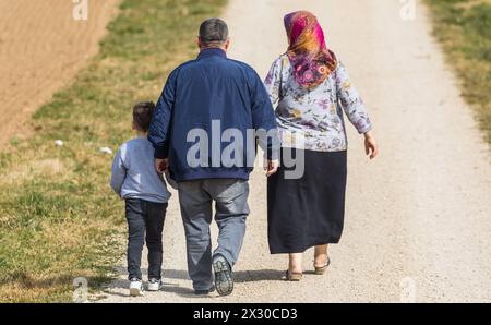 Oberglatt, Schweiz - 21. März 2022: Ein Mann und eine Frau aus einer anderen Kultur sind mit ihrem kleinen Kind in die Schweiz eingewandert. Stockfoto