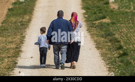Oberglatt, Schweiz - 21. März 2022: Ein Mann und eine Frau aus einer anderen Kultur sind mit ihrem kleinen Kind in die Schweiz eingewandert. Stockfoto