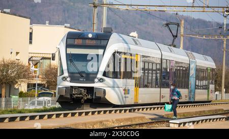 Embrach, Schweiz - 26. März 2022: Ein Thurbo Zug der Linie S41 hält am Bahnhof Embrach und fährt weiter in Richtung Bülach. Noch gilt im Öffentlichenv Stockfoto