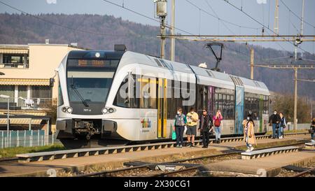 Embrach, Schweiz - 26. März 2022: Ein Thurbo Zug der Linie S41 hält am Bahnhof Embrach und fährt weiter in Richtung Bülach. Noch gilt im Öffentlichenv Stockfoto