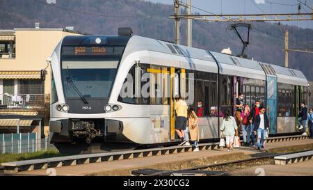 Embrach, Schweiz - 26. März 2022: Ein Thurbo Zug der Linie S41 hält am Bahnhof Embrach und fährt weiter in Richtung Bülach. Noch gilt im Öffentlichenv Stockfoto