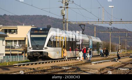 Embrach, Schweiz - 26. März 2022: Ein Thurbo Zug der Linie S41 hält am Bahnhof Embrach und fährt weiter in Richtung Bülach. Noch gilt im Öffentlichenv Stockfoto