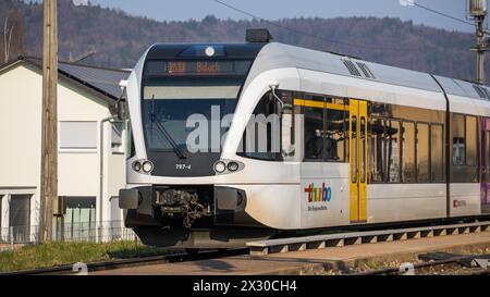 Embrach, Schweiz - 26. März 2022: Ein Thurbo Zug der Linie S41 hält am Bahnhof Embrach und fährt weiter in Richtung Bülach. Noch gilt im Öffentlichenv Stockfoto