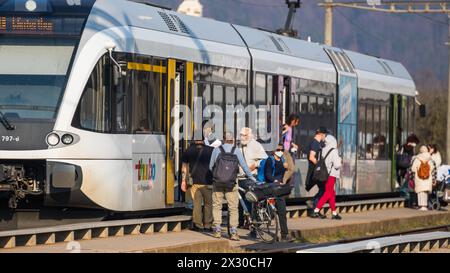 Embrach, Schweiz - 26. März 2022: Ein Thurbo Zug der Linie S41 hält am Bahnhof Embrach und fährt weiter in Richtung Winterthur. Noch gilt im Öffentlic Stockfoto