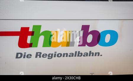 Embrach, Schweiz - 26. März 2022: Logo der Ostschweizer Transportfirma Thurbo - die Regionalbahn. Stockfoto