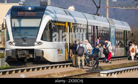 Embrach, Schweiz - 26. März 2022: Ein Thurbo Zug der Linie S41 hält am Bahnhof Embrach und fährt weiter in Richtung Winterthur. Noch gilt im Öffentlic Stockfoto