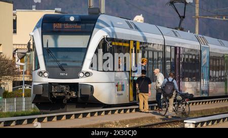 Embrach, Schweiz - 26. März 2022: Ein Thurbo Zug der Linie S41 hält am Bahnhof Embrach und fährt weiter in Richtung Winterthur. Noch gilt im Öffentlic Stockfoto