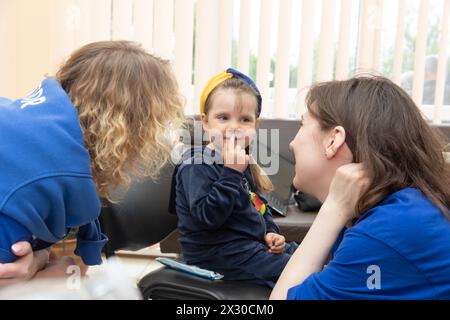 21. April 2024, Donezk, Ukraine: Ärztinnen der Freiwilligenmission FRIDA werden gesehen, wie sie mit dem Kind interagieren FRIDA Ukraine ist eine ukrainisch-israelische Mission medizinischer Freiwilliger, die der Bevölkerung von Zivilisten helfen soll. Freiwillige Ärzte versorgen die von den Feindseligkeiten betroffenen Ukrainer mit qualitativ hochwertiger Medizin und organisieren Reisen an die Frontlinie der entlassenen Regionen, um dort lebenden Zivilisten zu helfen. Diese Freiwilligenarbeit begann in Kiew, gefolgt von Tschernihiw, Sumy, Charkiw, Mykolajew, Cherson, Donezk und andere Regionen, in denen Zivilisten Schwierigkeiten haben, medizinische Versorgung zu erhalten, Stockfoto