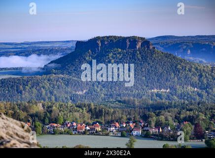 Gohrisch, Deutschland. April 2024. Nebelwehen am Morgen entlang des Liliensteins in der Sächsischen Schweiz. Robert Michael/dpa/Alamy Live News Stockfoto