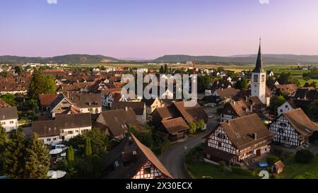 Das Ortsbild von Rafz zeichnet sich besonders im alten Teil durch die alten Riegelhäuser aus. Die reformierte Kirche bildet eines der Wahrzeichen der Stockfoto