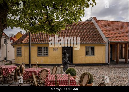 Ein Tourist, der ein Foto im Geschichtenerzähler H. C. Andersens House in Odense, Dänemark macht, 19. April 2024 Stockfoto