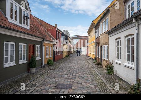 Die kopfsteingepflasterte Straße Bangs Boder führt im April zu Hans Christian Andersens Haus in Odense, Dänemark. 19, 2024 Stockfoto