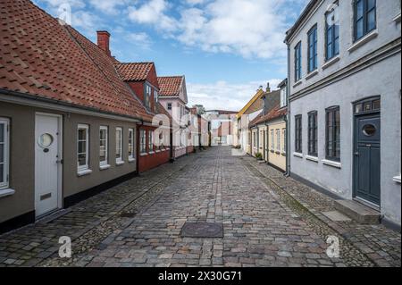 Die kopfsteingepflasterte Straße Bangs Boder führt im April zu Hans Christian Andersens Haus in Odense, Dänemark. 19, 2024 Stockfoto