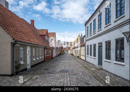 Die kopfsteingepflasterte Straße Bangs Boder führt im April zu Hans Christian Andersens Haus in Odense, Dänemark. 19, 2024 Stockfoto