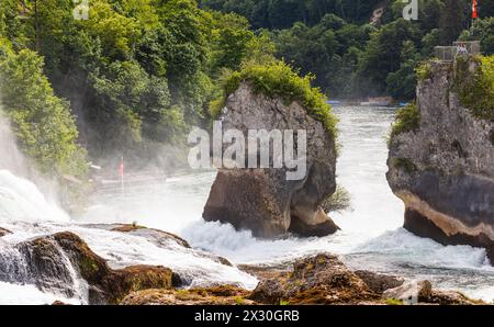 Aktuell ist in den Alpen die Schneeschmelze im Gange. Deswegen ist der Rheinfall gut gefüllt. Herscht Trockenheit in der Region. (Neuhausen Stockfoto