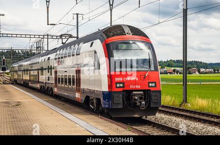 Die S-Bahn der Linie S24 fährt in den Bahnhof Bassersdorf ein. Der Pendlerzug hat das Zielziel Zug. (Bassersdorf, Schweiz, 06.06.2022) Stockfoto